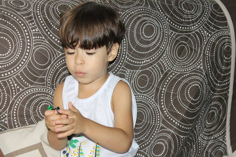 Desmontando brinquedo.